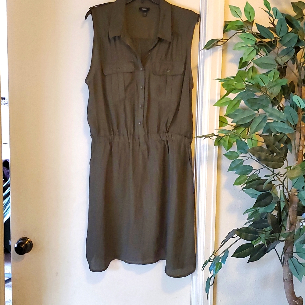 Sleeveless shirtdress
